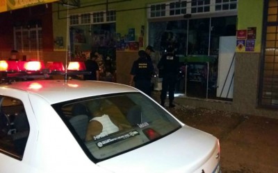 Homem que quebrou vitrine de loja é preso pela Polícia Militar 