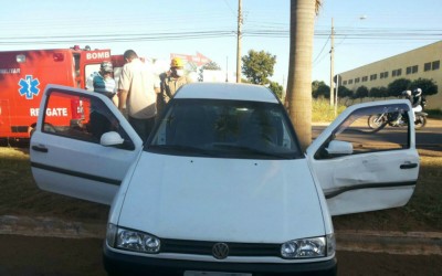 Acidente entre Gol e carreta mobiliza equipes do Corpo de Bombeiros 