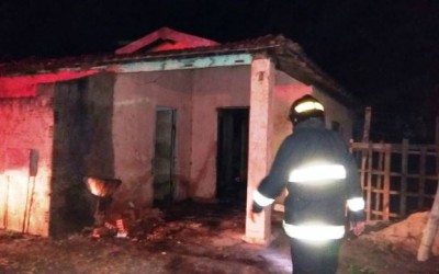 Bombeiros apagam incêndio em residência no bairro Santa Rita 