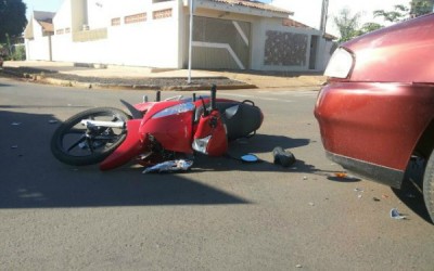 Acidente entre motocicleta e carro na Rafael de Haro deixa suspeitas de fratura de Fêmur