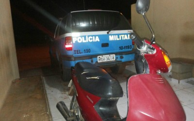 Jovem é flagrado pela Polícia Militar dirigindo a moto do primo sem habilitação