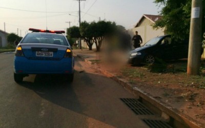 Moradores acionam a polícia após veículo subir em calçada no São Carlos 