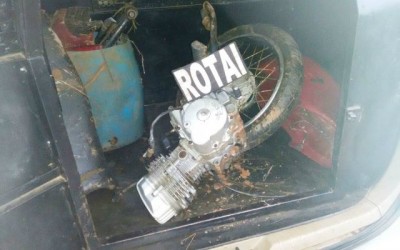 Moto depenada é encontrada em buraco na região do Jardim Violetas 