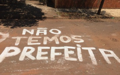 Moradores da Vila Piloto 5 extravasam sua indignação com a prefeitura pintando as ruas do bairro 