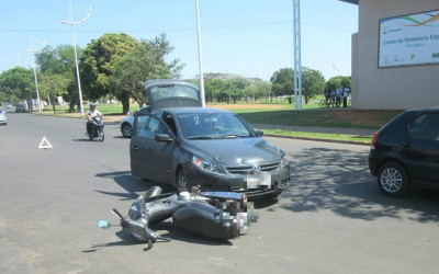 Tarde de terça-feira começa com acidente entre carro e moto na Circular da Lagoa Maior - 