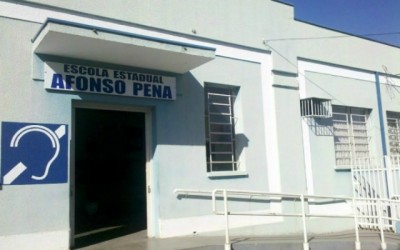 Mãe ameaça diretor de escola e afirma que ele é o responsável pelos problemas de seu filho