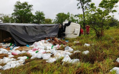 Carreteiro sofre acidente e evita tragédia no Km 104 da BR-262