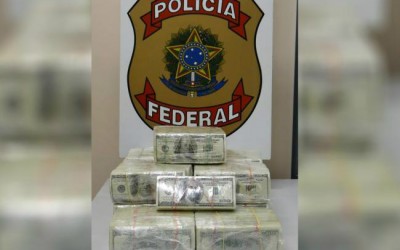 PF encontra 1,3 milhão de dólares em caminhonete e prende casal na BR-262