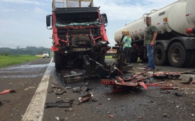 Colisão entre caminhão e carreta deixa homem ferido na Rodovia Marechal Rondon