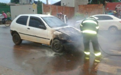 Bombeiros são acionados para ocorrência de veículo em chamas