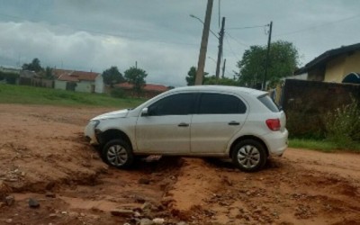 Cratera no bairro Jardim Alvorada deixa carro preso 