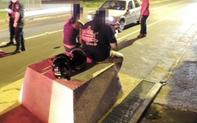 Motociclista na contra mão colide contra carro 