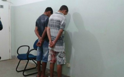 Adolescentes pilotando moto tentam fugir da Polícia, mas acabam apreendidos