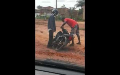  Bêbado em moto cai diversas vezes; tudo foi gravado por um internauta 