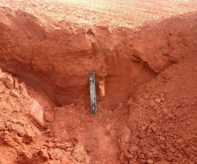 Trabalhadores encontram bomba durante escavação em obra