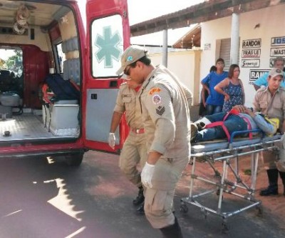 Motociclista colide em carro que estava estacionando