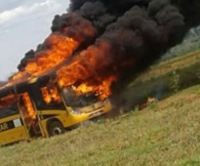 Ônibus que realizava transporte escolar pega fogo e coloca vida de alunos em risco