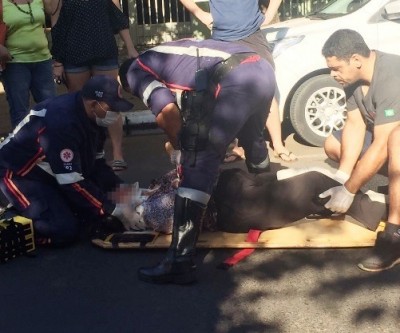 Idosa que bateu em porta de carro é socorrida pelo SAMU