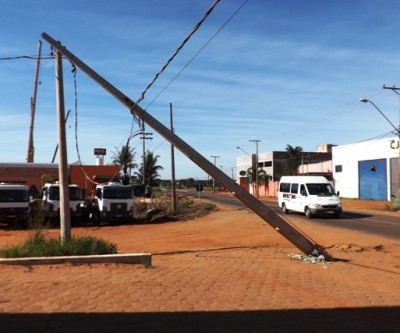 Caminhão bate em poste que fica parcialmente caído às margens da BR-262