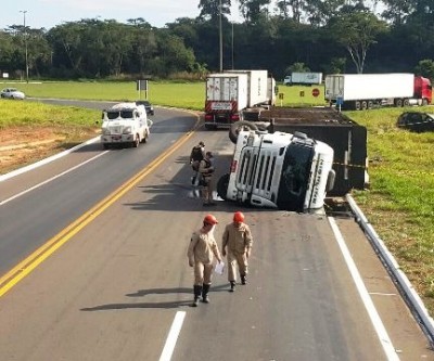 Carreta carregada com bois tomba e  atinge veículo na BR-262