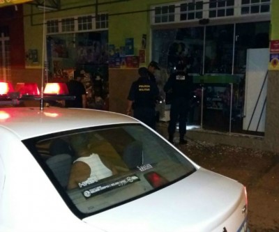 Homem que quebrou vitrine de loja é preso pela Polícia Militar 