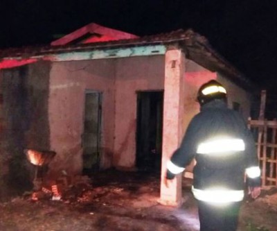 Bombeiros apagam incêndio em residência no bairro Santa Rita 