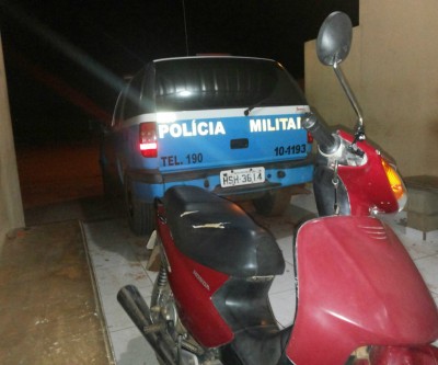 Jovem é flagrado pela Polícia Militar dirigindo a moto do primo sem habilitação