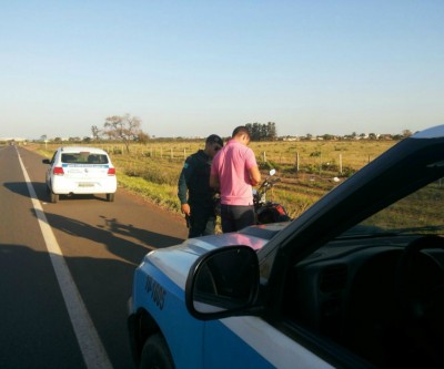 Jovem sem CNH é flagrado pilotando moto no anel viário Samir Thomé