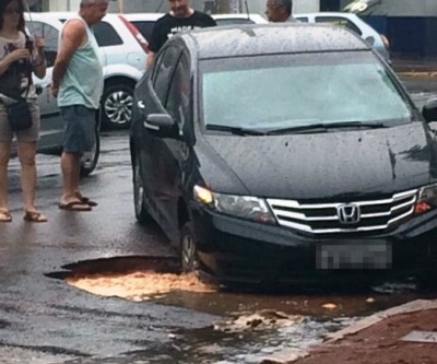 Honda City fica preso em buraco em plena área central da cidade 