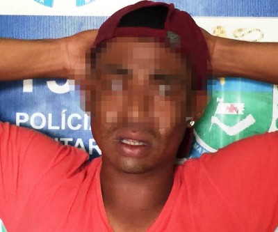 Jovem que arremessou pedra em carro que passava por rodovia é preso pela PM 