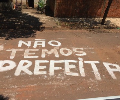 Moradores da Vila Piloto 5 extravasam sua indignação com a prefeitura pintando as ruas do bairro 