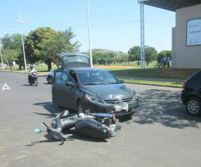 Tarde de terça-feira começa com acidente entre carro e moto na Circular da Lagoa Maior - 