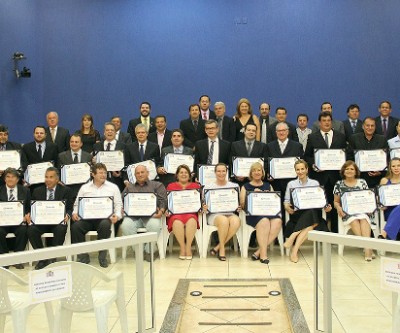 No ano do centenário, médicos e dentistas são homenageados pela Câmara