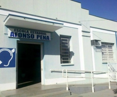 Mãe ameaça diretor de escola e afirma que ele é o responsável pelos problemas de seu filho