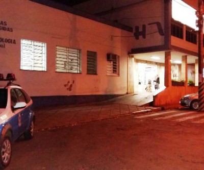 Após acertar programa sexual, homem é espancado e assaltado por prostituta e amigos 