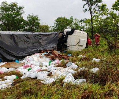 Carreteiro sofre acidente e evita tragédia no Km 104 da BR-262