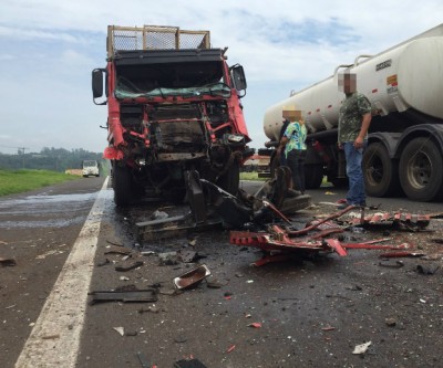 Colisão entre caminhão e carreta deixa homem ferido na Rodovia Marechal Rondon