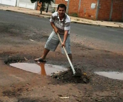 Por conta própria, três-lagoense inicia operação tapa buracos no bairro Vila Nova