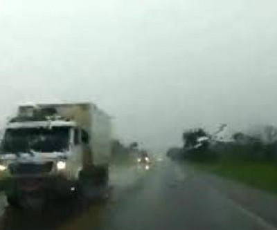 PRF alerta motorista para cuidados na viagem em decorrência de chuva