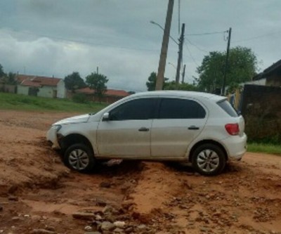 Cratera no bairro Jardim Alvorada deixa carro preso 