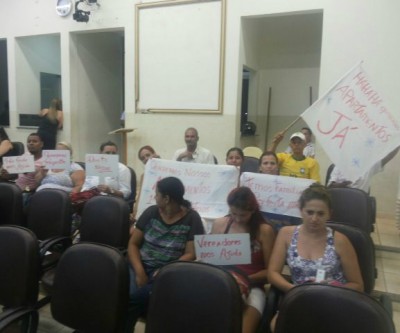 Sem respostas da prefeitura, futuros moradores do residencial Orestinho se manifestam durante a sessão da câmara municipal