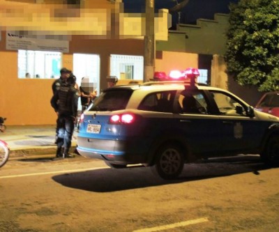 Ladrões furtam objetos em compartimento de moto no bairro Colinos 