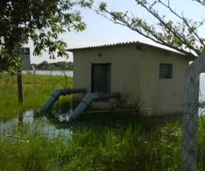 Água da lagoa invade casa de máquinas e gera desconforto aos moradores da região