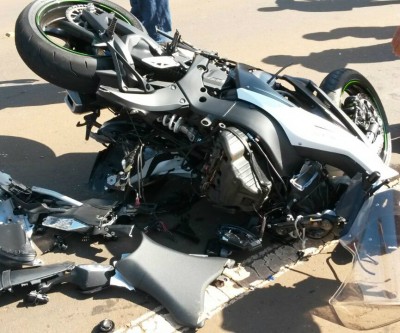 Moto de luxo fica destruída em acidente na BR 158