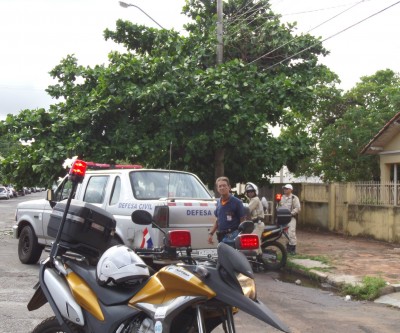 Árvore quebrada mobiliza Defesa Civil, Deptran e Corpo de Bombeiros 