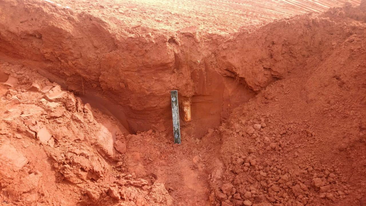 Trabalhadores encontram bomba durante escavação em obra