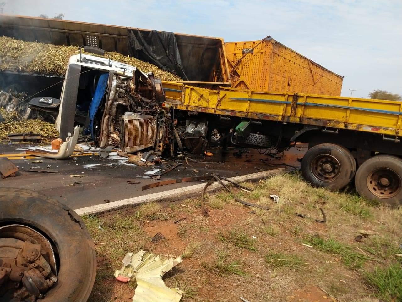 VÍDEO: Colisão entre duas carretas deixa dois feridos na rodovia dos Barrageiros