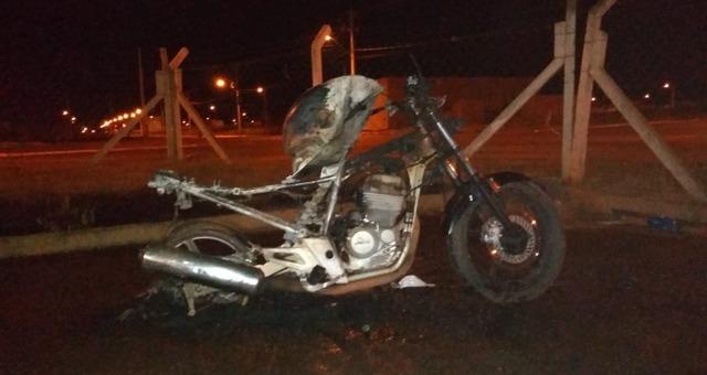 Motocicleta é incendiada no residencial Orestinho em Três Lagoas