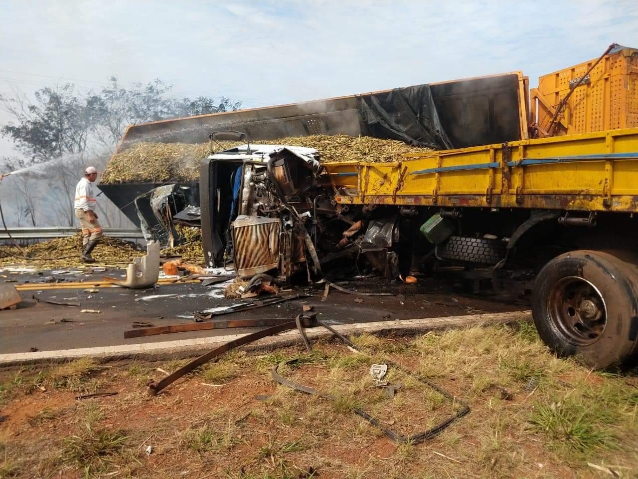 VÍDEO: Colisão entre duas carretas deixa dois feridos na rodovia dos Barrageiros