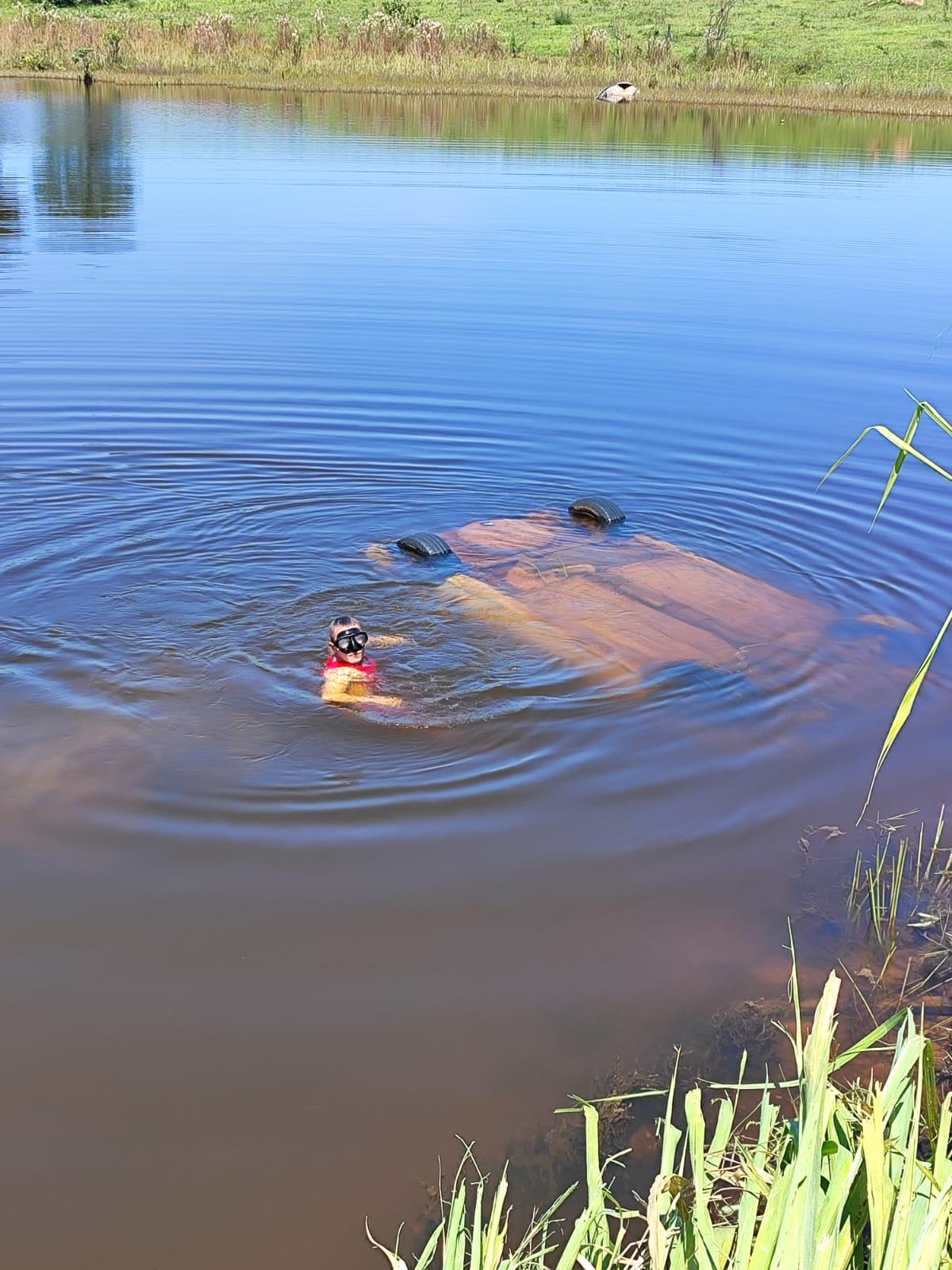 Bombeiros ainda não têm a identificação das quatro pessoas mortas de carro que caiu em lago na região de Três Lagoas